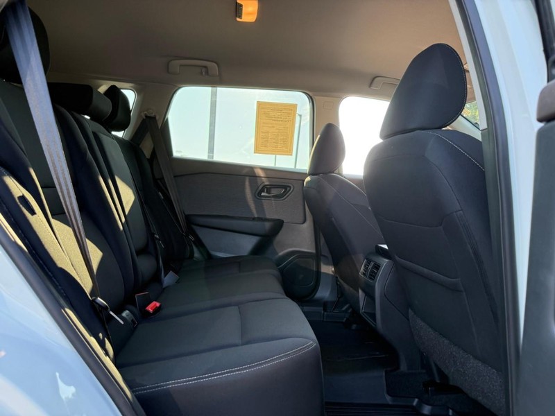 Nissan Rogue Vehicle Image 14