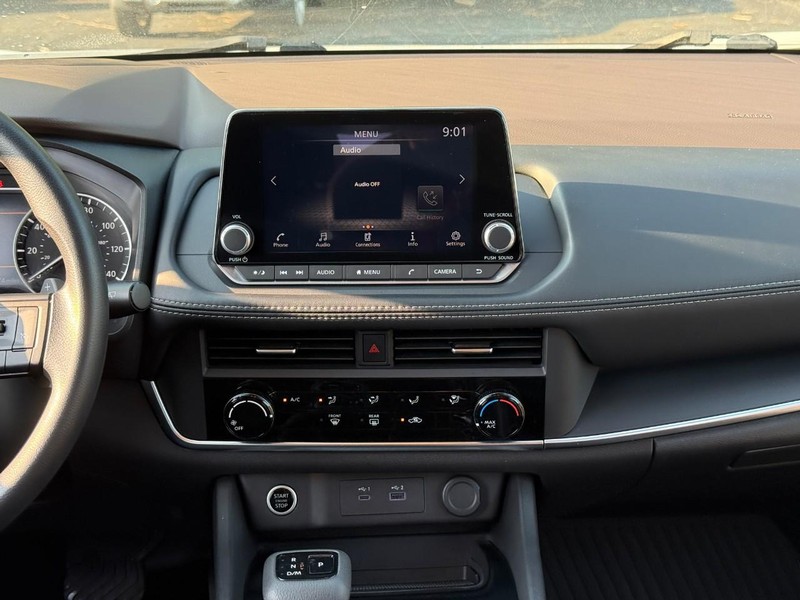Nissan Rogue Vehicle Image 17