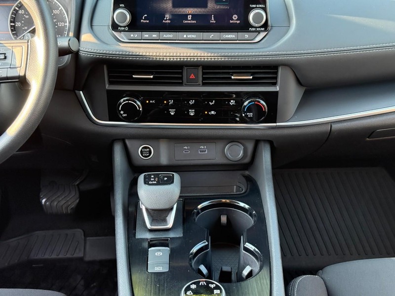 Nissan Rogue Vehicle Image 18
