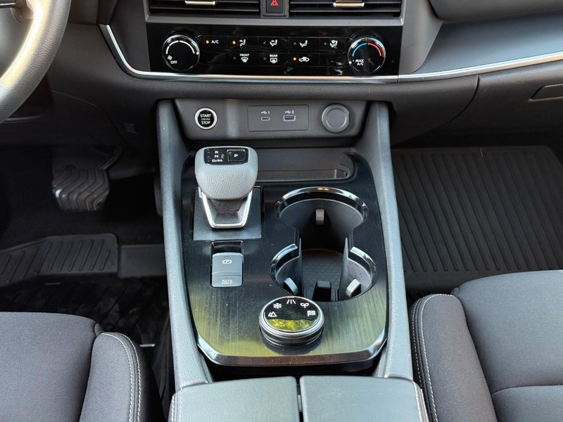 Nissan Rogue Vehicle Image 19
