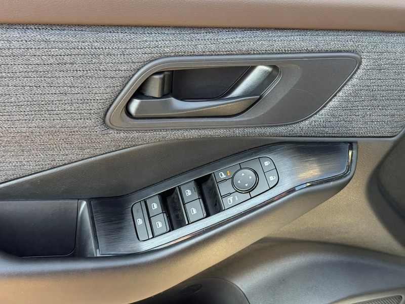 Nissan Rogue Vehicle Image 20