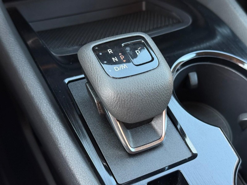 Nissan Rogue Vehicle Image 25