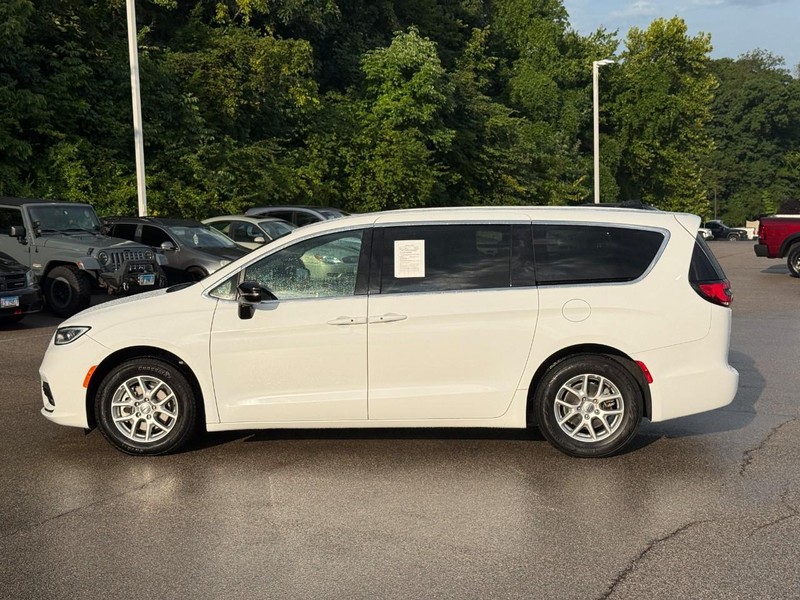 Chrysler Pacifica Vehicle Image 03