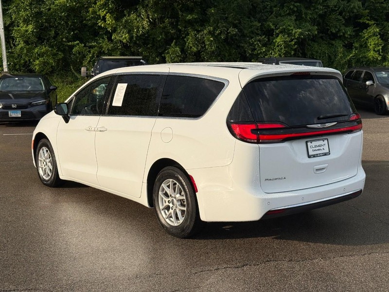 Chrysler Pacifica Vehicle Image 04