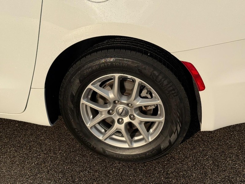 Chrysler Pacifica Vehicle Image 05