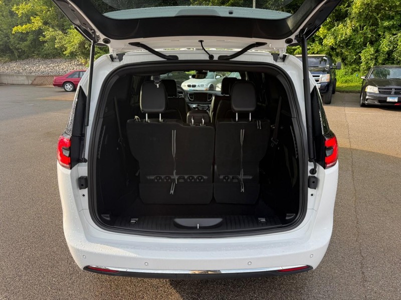 Chrysler Pacifica Vehicle Image 07