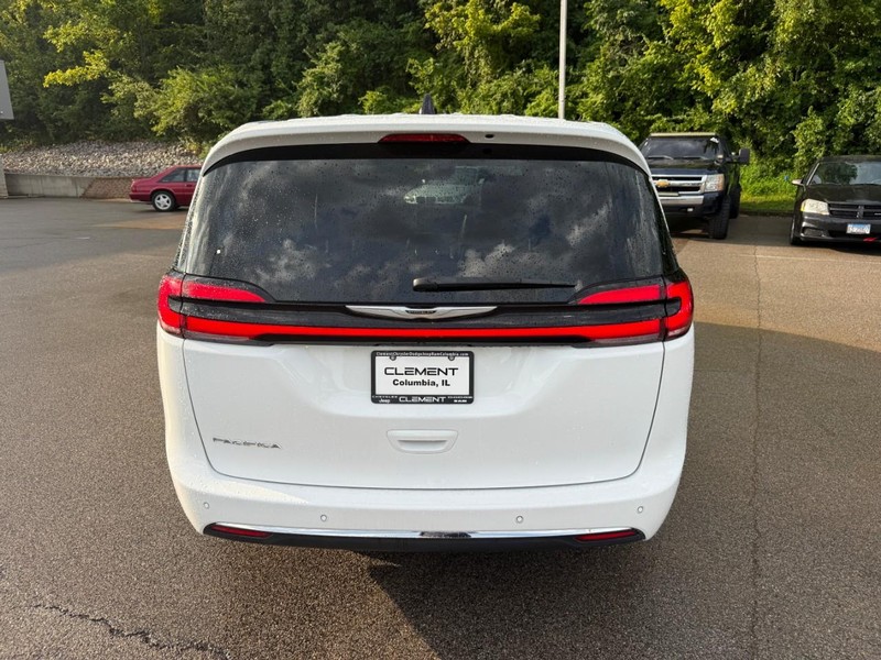 Chrysler Pacifica Vehicle Image 08
