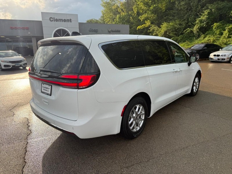 Chrysler Pacifica Vehicle Image 09