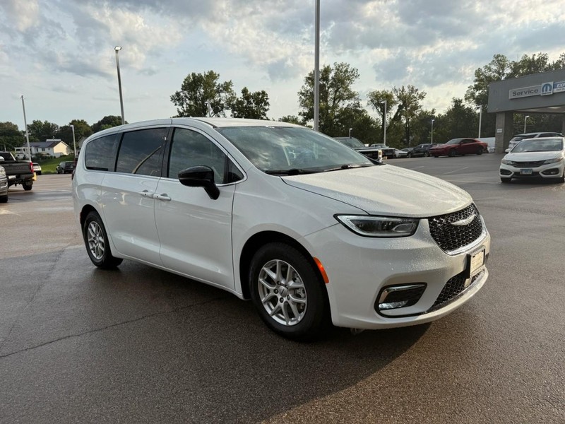 Chrysler Pacifica Vehicle Image 11