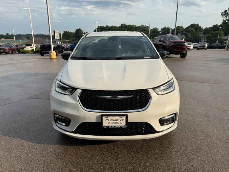 Chrysler Pacifica Vehicle Image 12