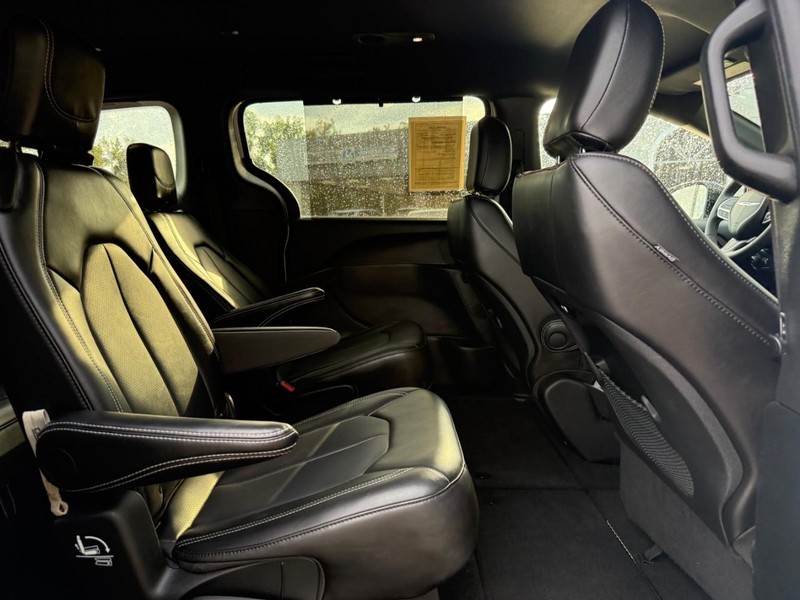 Chrysler Pacifica Vehicle Image 13
