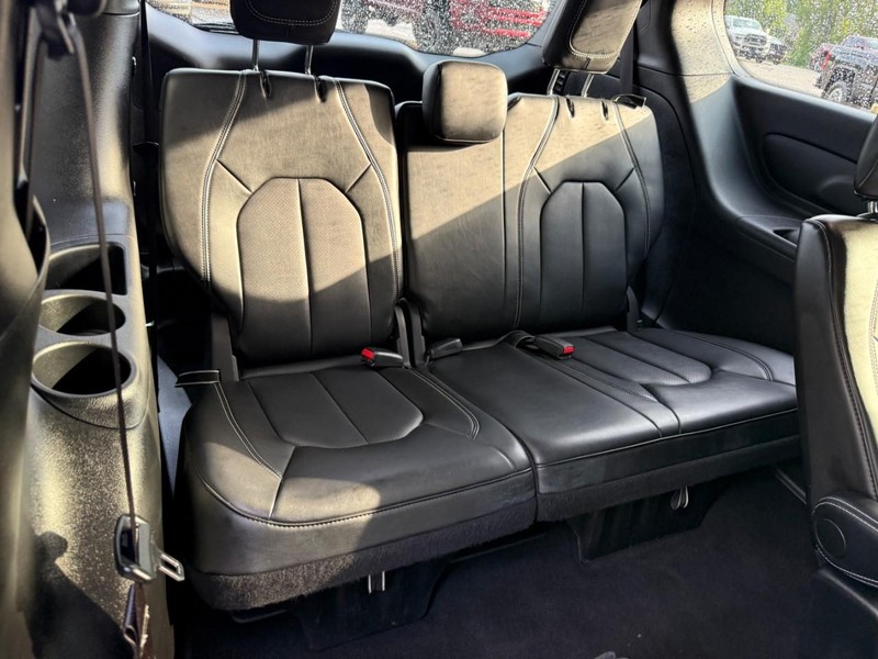 Chrysler Pacifica Vehicle Image 14