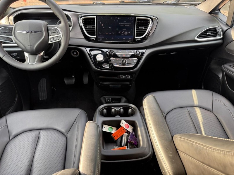Chrysler Pacifica Vehicle Image 15