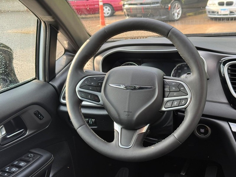 Chrysler Pacifica Vehicle Image 16