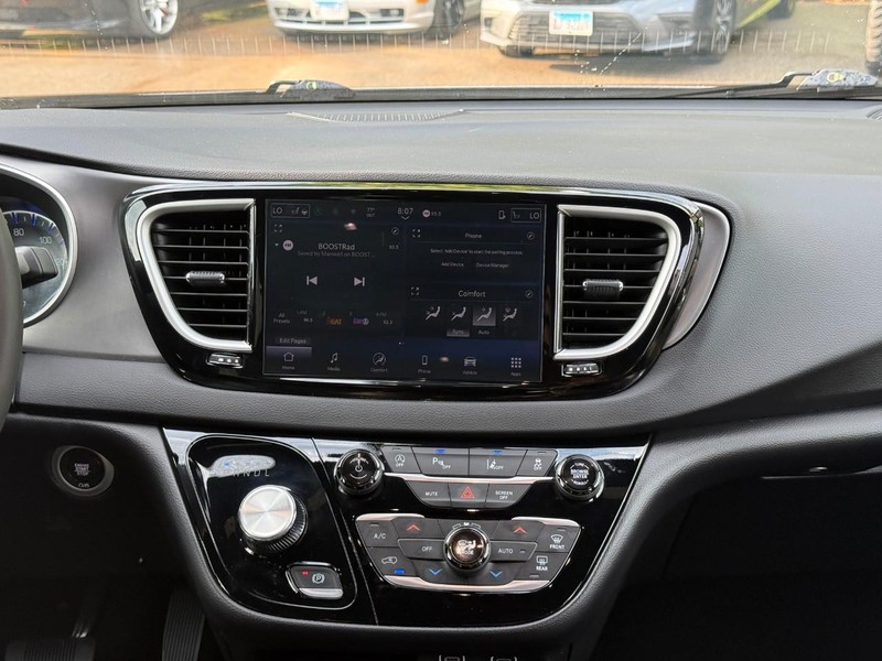 Chrysler Pacifica Vehicle Image 17