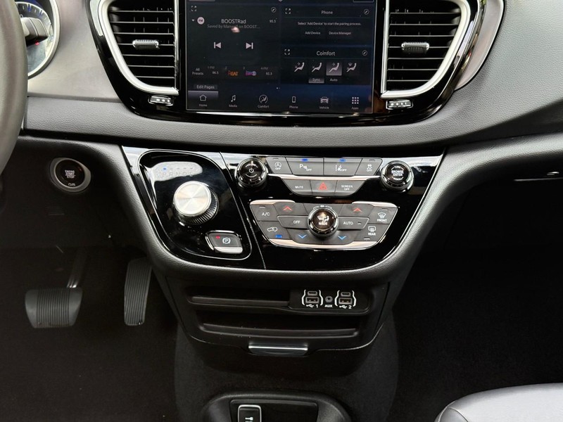 Chrysler Pacifica Vehicle Image 18