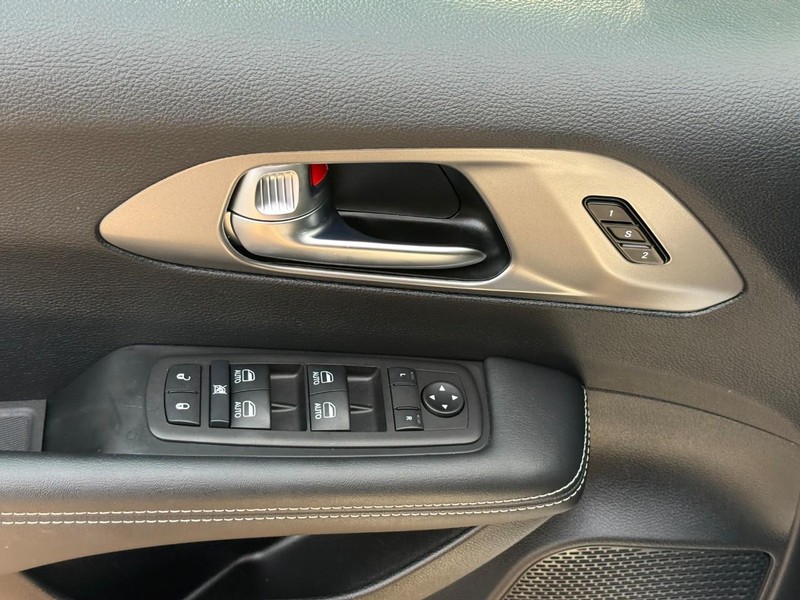 Chrysler Pacifica Vehicle Image 19