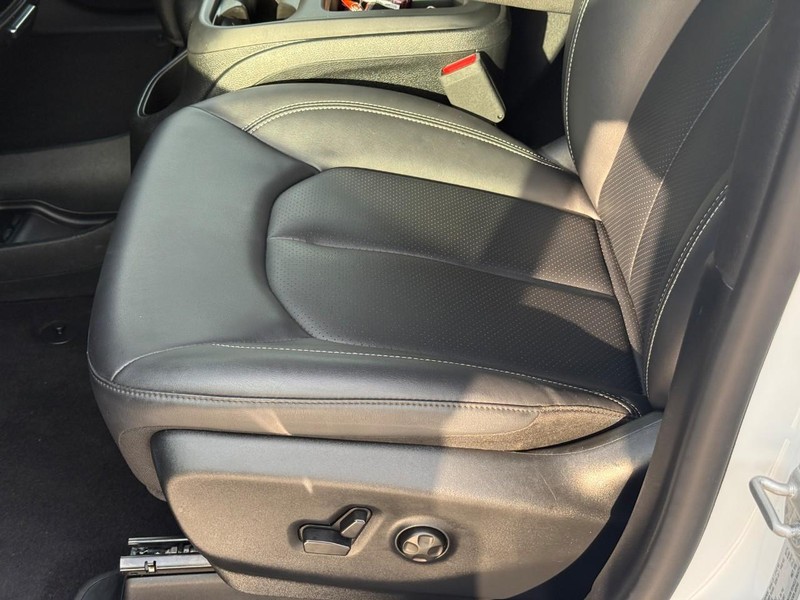 Chrysler Pacifica Vehicle Image 21