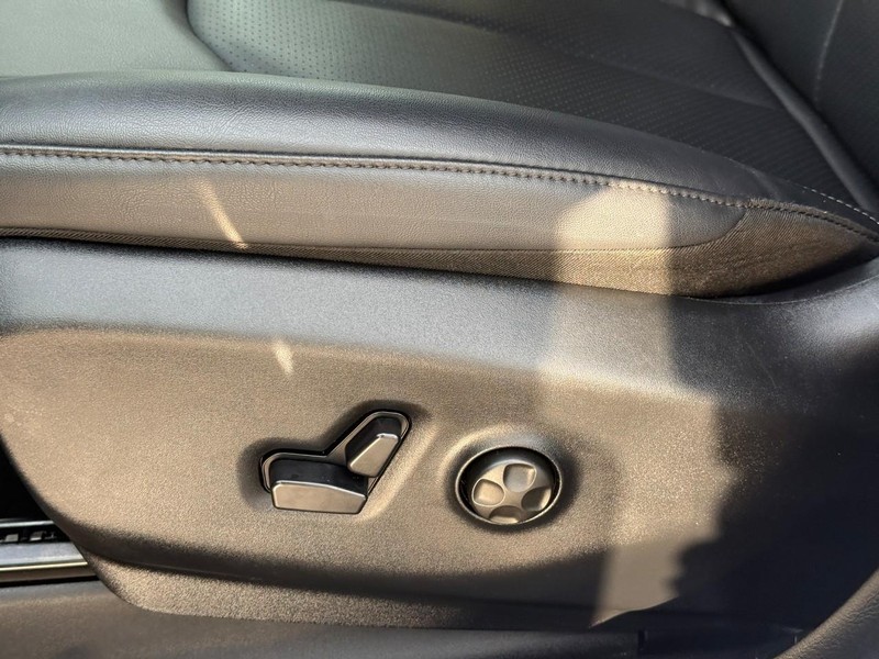 Chrysler Pacifica Vehicle Image 22