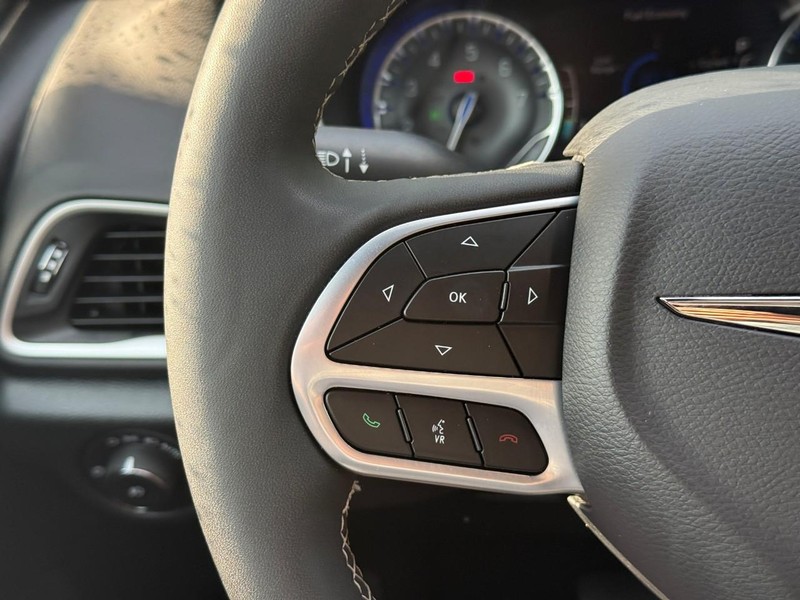 Chrysler Pacifica Vehicle Image 23