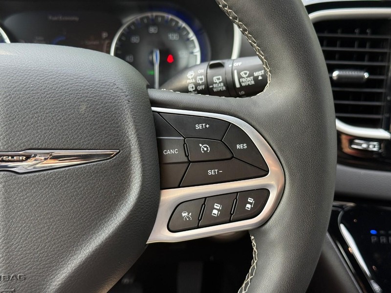 Chrysler Pacifica Vehicle Image 24
