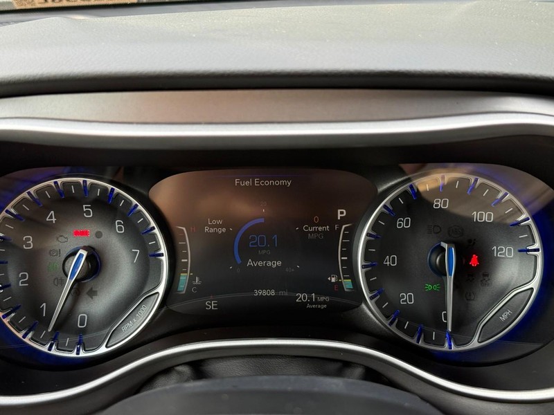 Chrysler Pacifica Vehicle Image 25