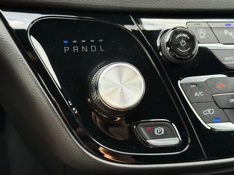 Chrysler Pacifica Vehicle Image 26