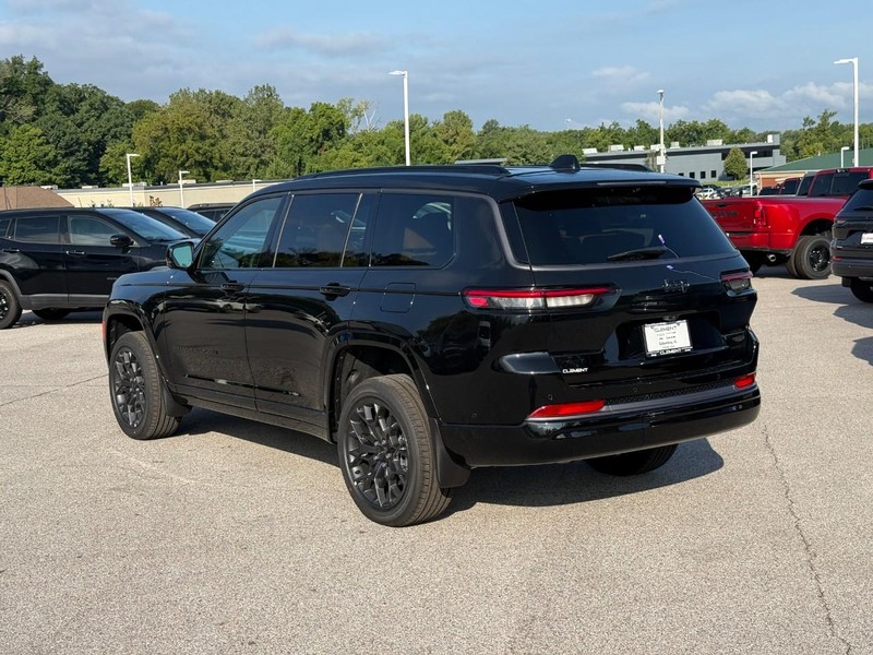 Jeep Grand Cherokee L Vehicle Full-screen Gallery Image 3