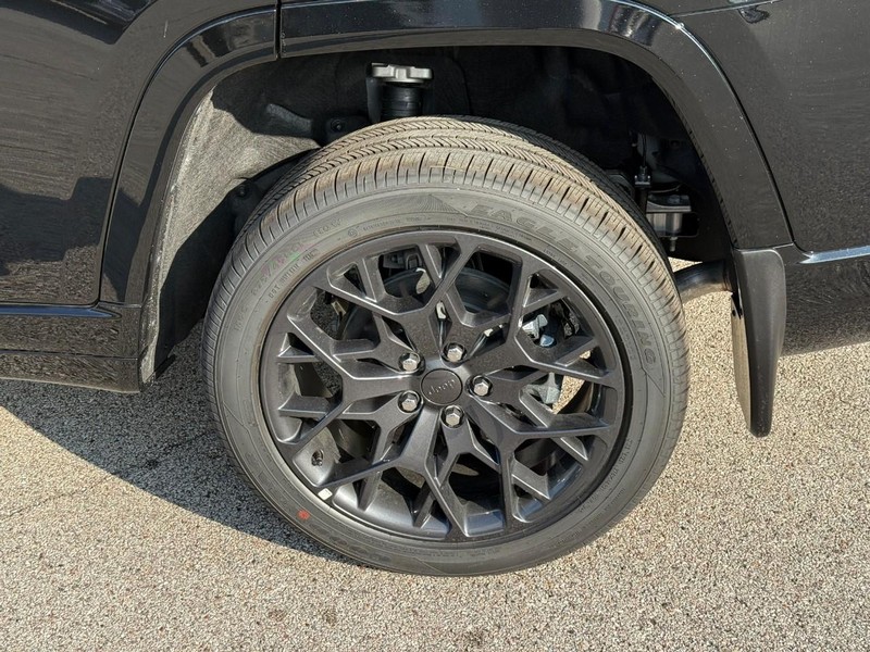 Jeep Grand Cherokee L Vehicle Full-screen Gallery Image 4