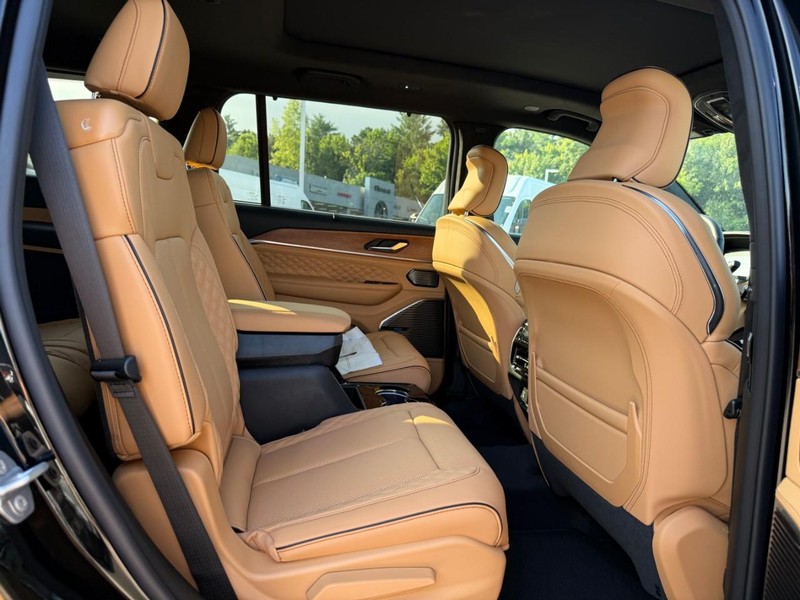 Jeep Grand Cherokee L Vehicle Full-screen Gallery Image 5