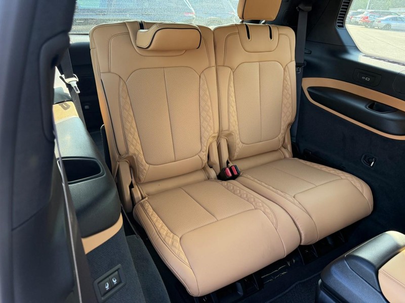 Jeep Grand Cherokee L Vehicle Full-screen Gallery Image 6