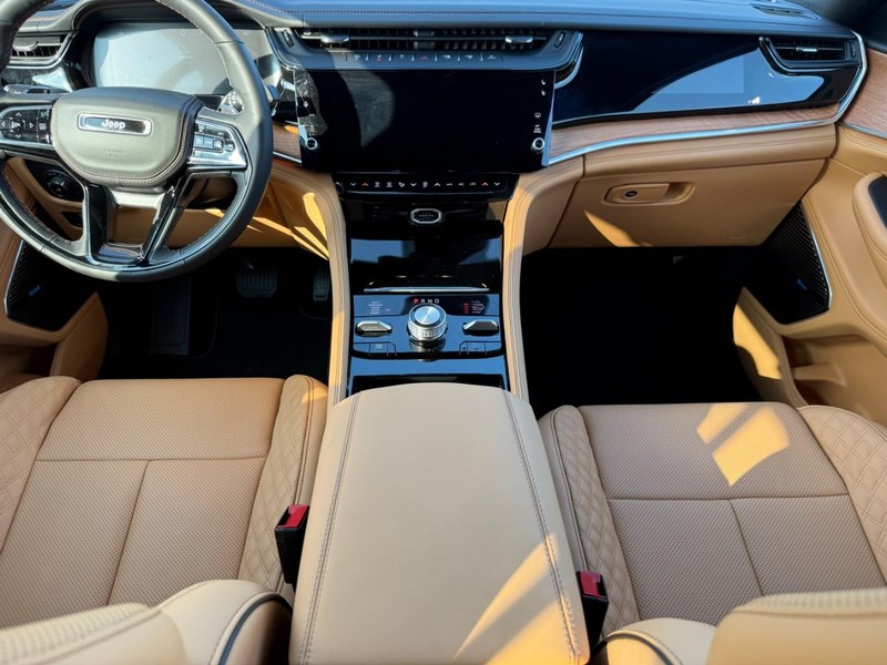 Jeep Grand Cherokee L Vehicle Full-screen Gallery Image 7