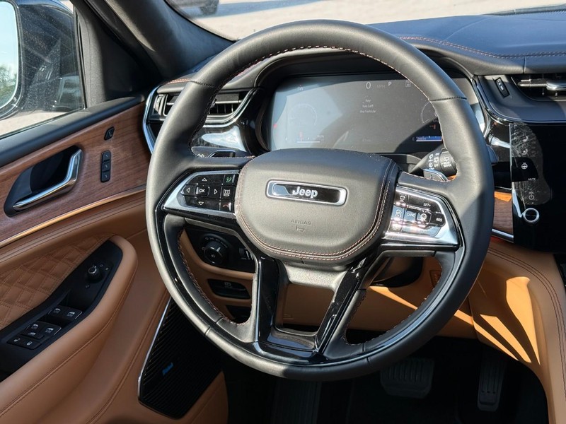 Jeep Grand Cherokee L Vehicle Full-screen Gallery Image 8