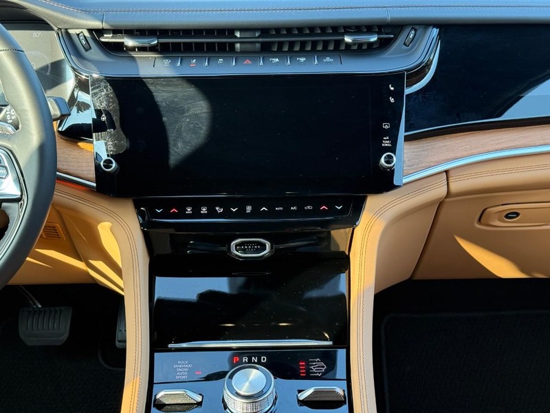 Jeep Grand Cherokee L Vehicle Full-screen Gallery Image 10