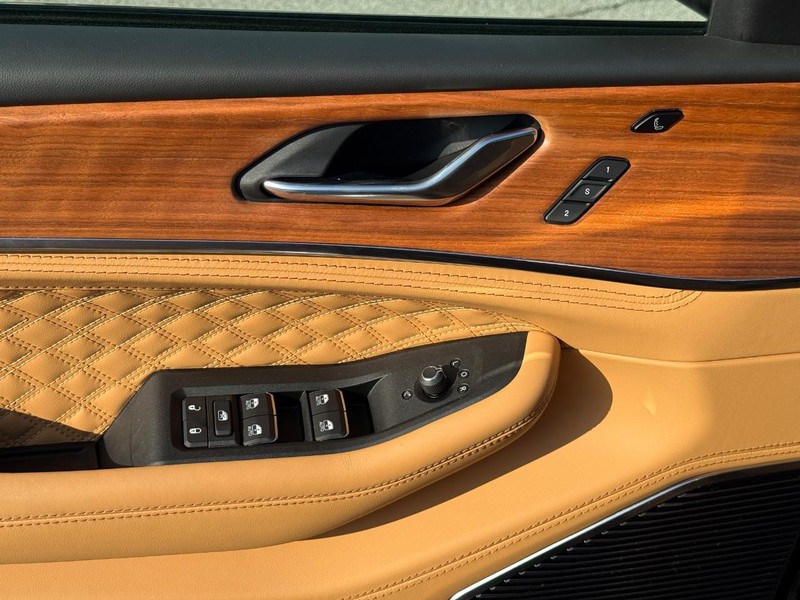 Jeep Grand Cherokee L Vehicle Full-screen Gallery Image 11
