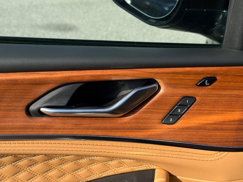 Jeep Grand Cherokee L Vehicle Full-screen Gallery Image 12