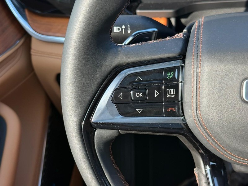 Jeep Grand Cherokee L Vehicle Full-screen Gallery Image 15