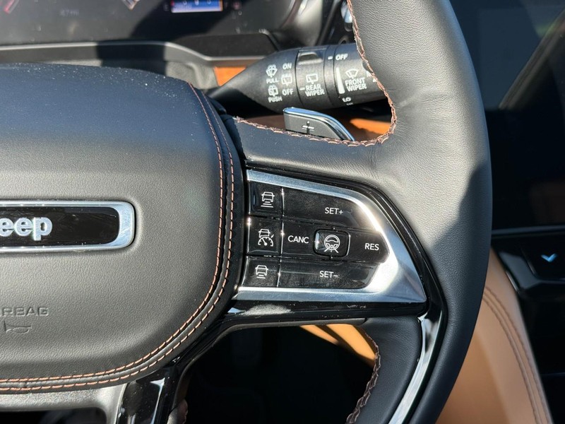 Jeep Grand Cherokee L Vehicle Full-screen Gallery Image 16