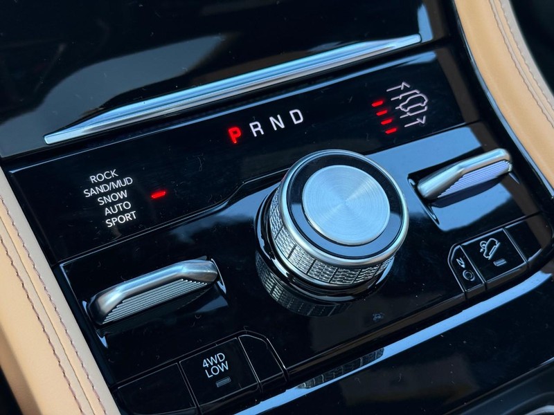 Jeep Grand Cherokee L Vehicle Full-screen Gallery Image 17