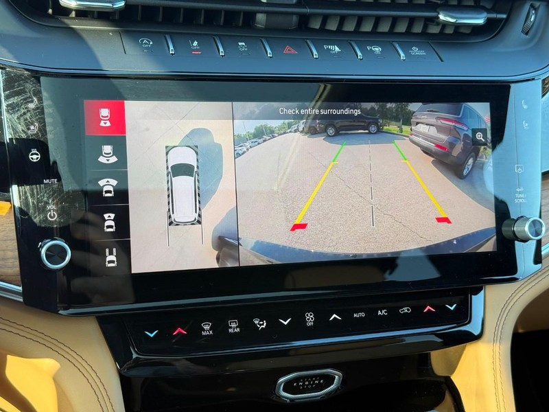 Jeep Grand Cherokee L Vehicle Full-screen Gallery Image 18