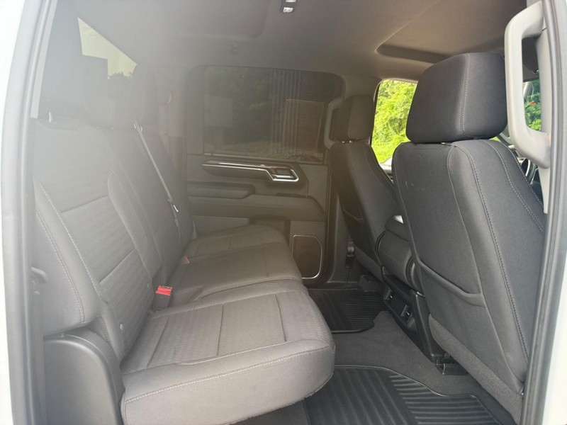 Chevrolet Silverado 2500HD Vehicle Full-screen Gallery Image 10