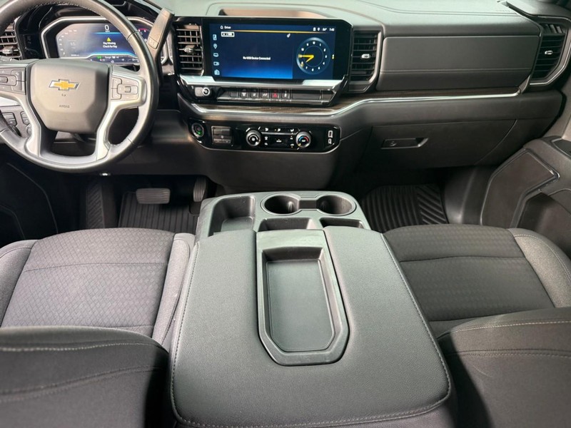 Chevrolet Silverado 2500HD Vehicle Full-screen Gallery Image 11