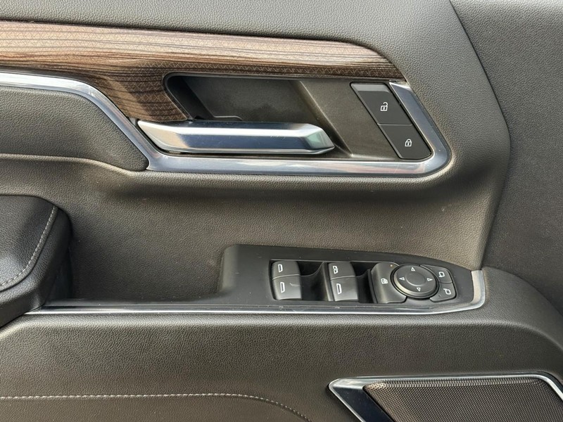 Chevrolet Silverado 2500HD Vehicle Full-screen Gallery Image 15