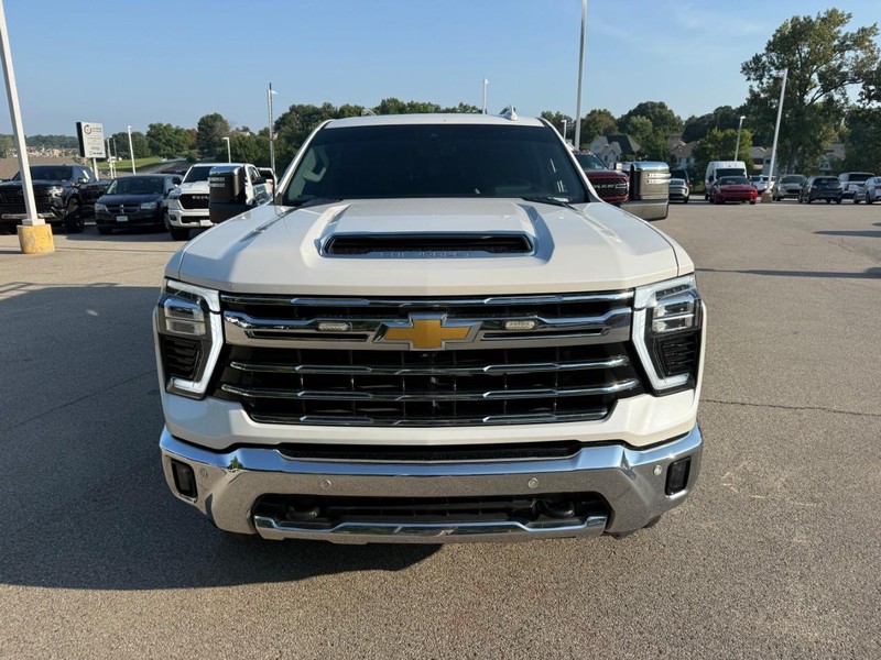 Chevrolet Silverado 2500HD Vehicle Full-screen Gallery Image 9
