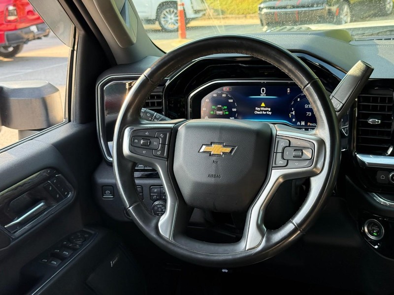 Chevrolet Silverado 2500HD Vehicle Full-screen Gallery Image 12