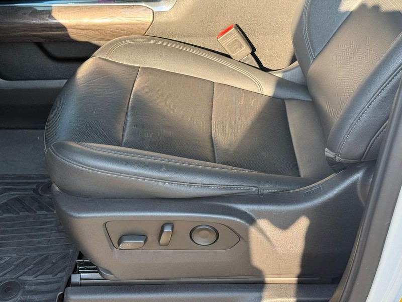 Chevrolet Silverado 2500HD Vehicle Full-screen Gallery Image 17