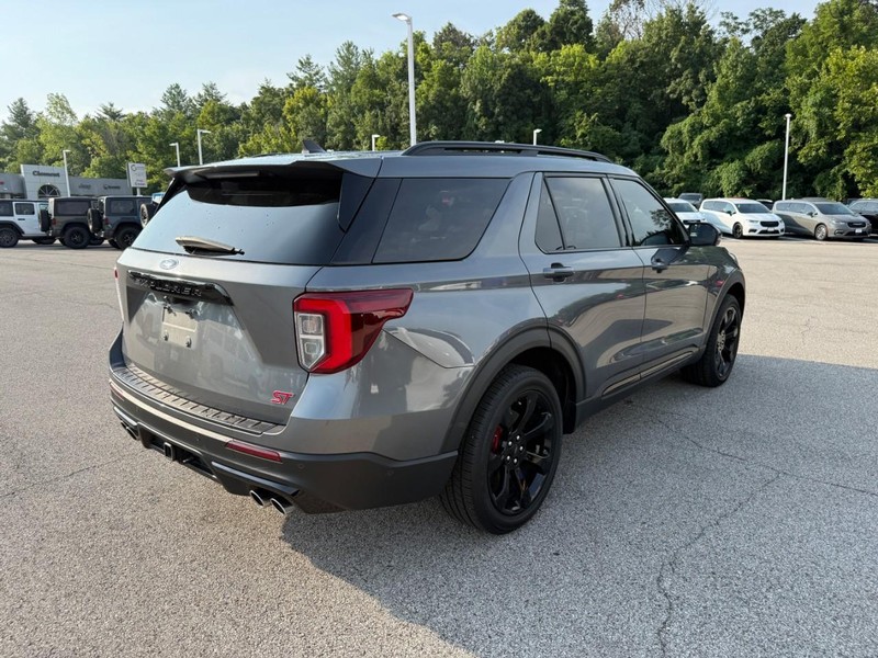 Ford Explorer Vehicle Image 11