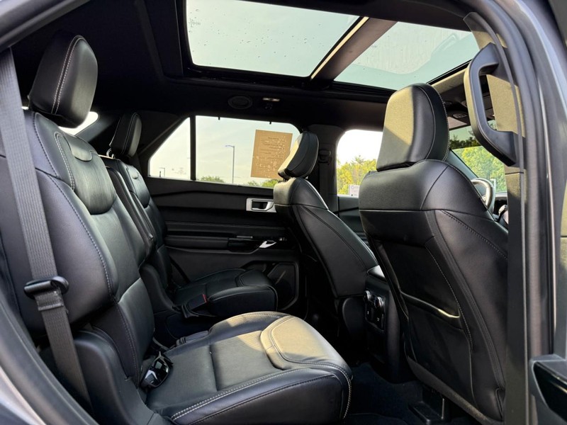 Ford Explorer Vehicle Image 14