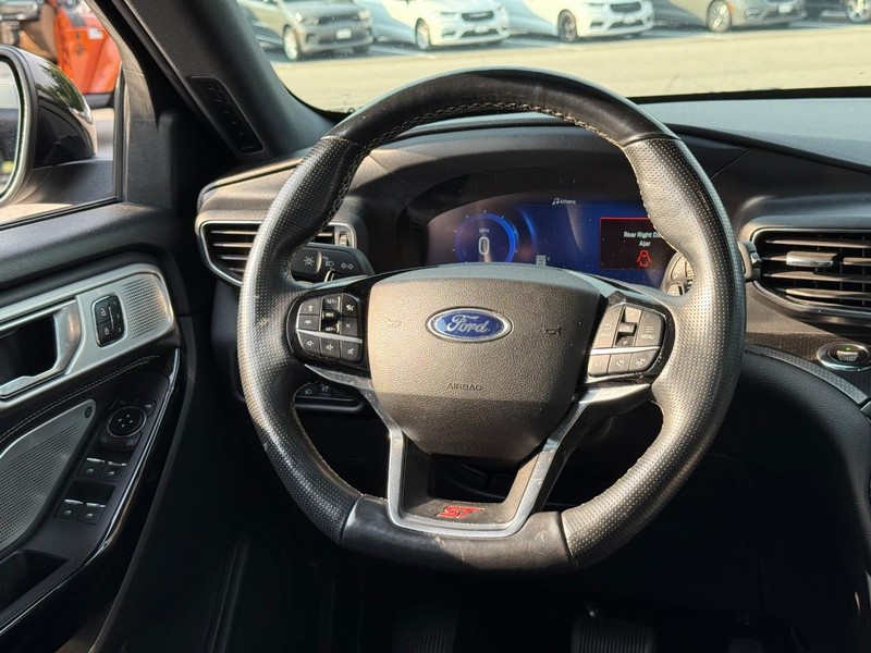 Ford Explorer Vehicle Image 16