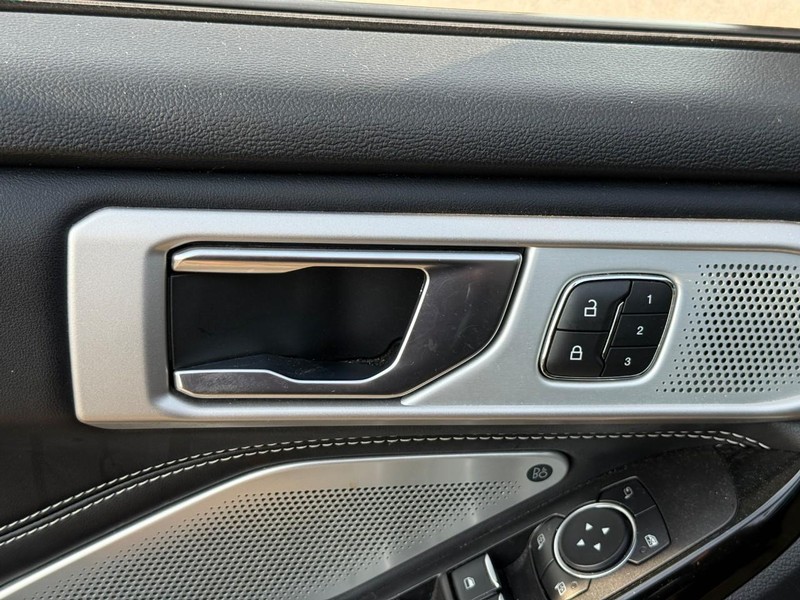 Ford Explorer Vehicle Image 21
